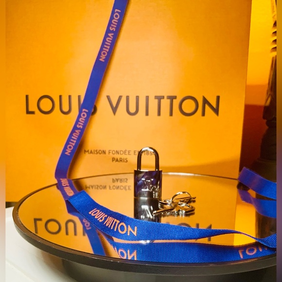 LOUIS VUITTON Silver Lock & Key #315 - Picture 5 of 10